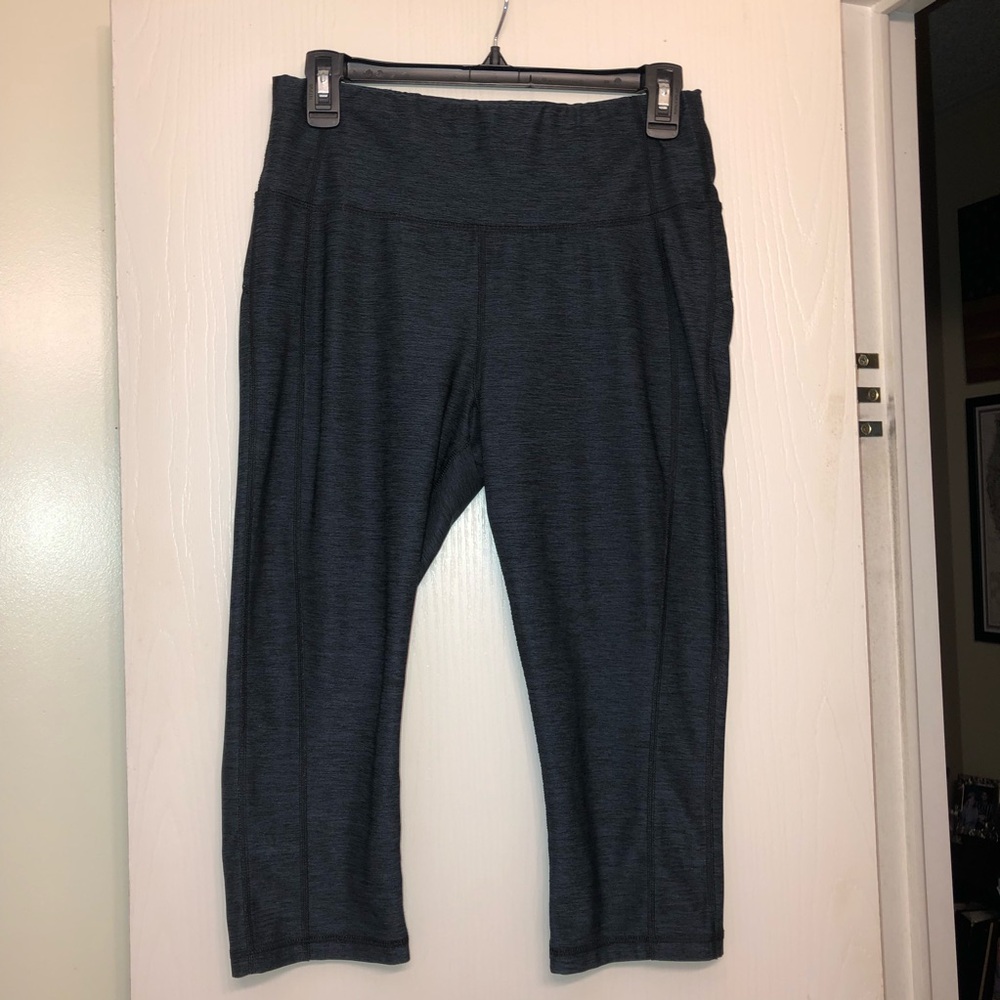 Avia Gray Capri Fitness Leggings  size 8-10